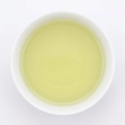 Kolor naparu zielonej herbaty liściastej green king mao feng