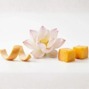 owoce brzoskwini oraz kwiat lotosu i skórka grejpfruta