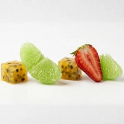 owoce truskawki, pomelo i marakui