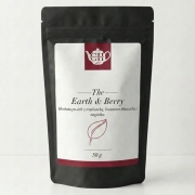 Czerwona herbata Pu-Erh z truskawką, kwiatami bławatka i nagietka 50 g - Earth & Berry