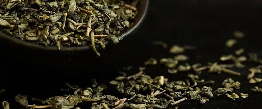 Jak parzyć herbatę liściastą? Poradnik i ciekawostki